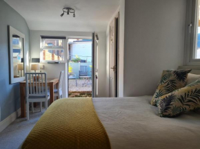 Quiet self contained studio flat near town centre and university
